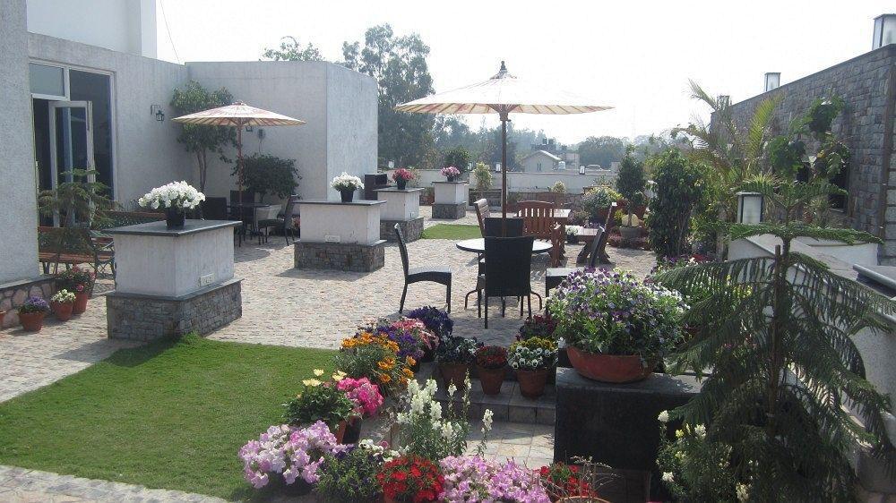 Hotel Mantra Amaltas Nueva Delhi Exterior foto