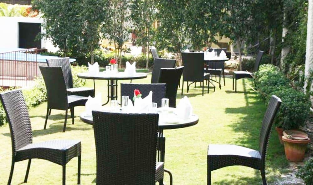 Hotel Mantra Amaltas Nueva Delhi Exterior foto