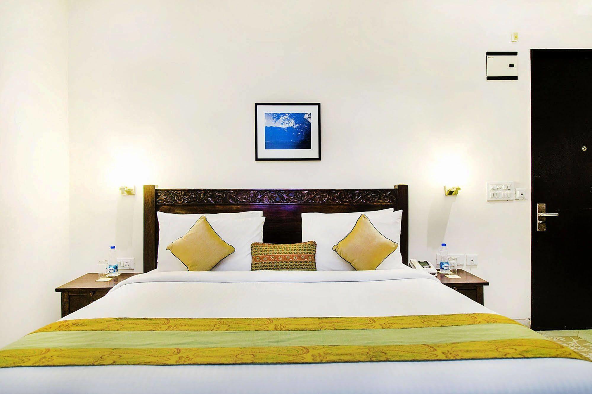 Hotel Mantra Amaltas Nueva Delhi Exterior foto